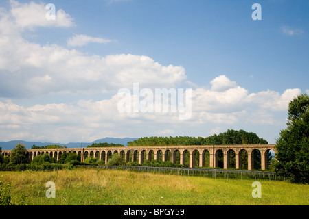 Acquedotto di Guamo, vicino a Lucca, Toscana, Italia, costruito da Lorenzo Nottolini nel 1823 Foto Stock