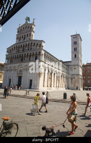 Chiesa di San Michele e la torre campanaria, Foro, Lucca, Toscana, Italia Foto Stock