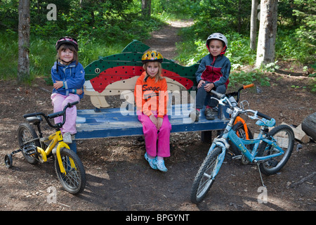 I bambini in appoggio sul banco di pesce. Foto Stock