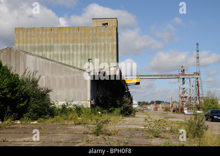 Il vecchio dock Colchester Transit Company locali ora abbandonata sul fiume Colne Colchester Essex England Regno Unito Foto Stock