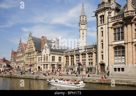 Sito Graslei, Gand, Fiandre Orientali, Belgio, turisti in gita barche sul fiume Leie con fiamminga medievale guild houses Foto Stock