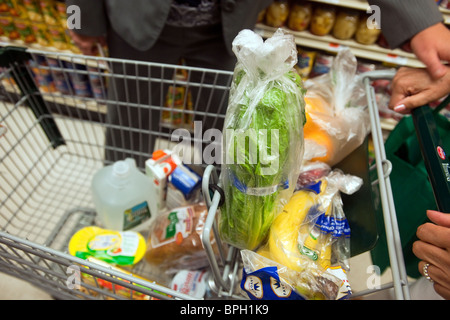 Gli amanti dello shopping in un supermercato in New York borough del Bronx Foto Stock
