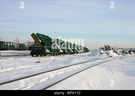 Carrozza ferroviaria industria nel mezzo di una coperta di neve campo, Russia Foto Stock