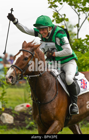 Mary King competere durante il cross country fase dei tre giorni della manifestazione presso Tattersalls 2010. Foto Stock