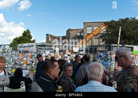 Stoccarda - 28 agosto: dimostrazione contro S21 di fronte parzialmente decostruito la stazione principale 28 Agosto, 2010 Foto Stock