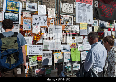 Stoccarda - 28 agosto: dimostrazione contro S21 di fronte parzialmente decostruito la stazione principale 28 Agosto, 2010 Foto Stock