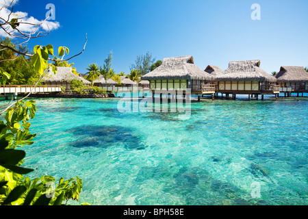 Over water bungalows con più incredibile laguna verde Foto Stock