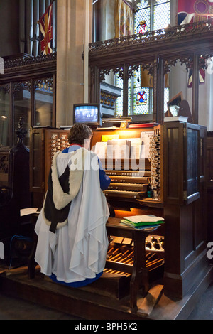 Organista riproduzione di un organo da chiesa Foto Stock