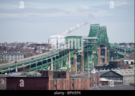 Ponte su un fiume, Tobin Bridge, Mystic River, Boston Harbor, Boston, Massachusetts, STATI UNITI D'AMERICA Foto Stock