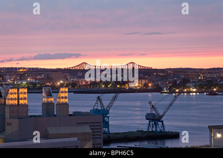 Gru in un porto con un ponte in background, Tobin Bridge, Boston Harbor, Boston, Massachusetts, STATI UNITI D'AMERICA Foto Stock