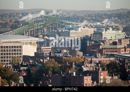 Vista panoramica di una città e di un ponte, Tobin Bridge, Boston Harbor, North End di Boston, Massachusetts, STATI UNITI D'AMERICA Foto Stock
