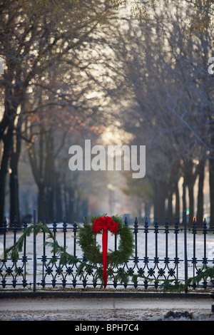 Ghirlanda di Natale in un recinto in inverno, Commonwealth Avenue, Boston, contea di Suffolk, Massachusetts, STATI UNITI D'AMERICA Foto Stock