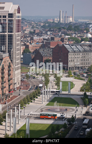 Gli edifici in una città, Greenway Wharf Parco Fontana, Rose Kennedy Greenway, Boston, Massachusetts, STATI UNITI D'AMERICA Foto Stock