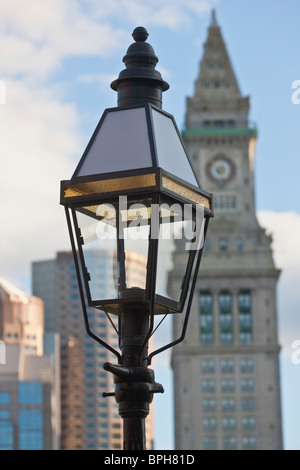 Lampione con edifici in background, luogo internazionale, Custom House Torre, Boston, contea di Suffolk, Massachusetts, STATI UNITI D'AMERICA Foto Stock