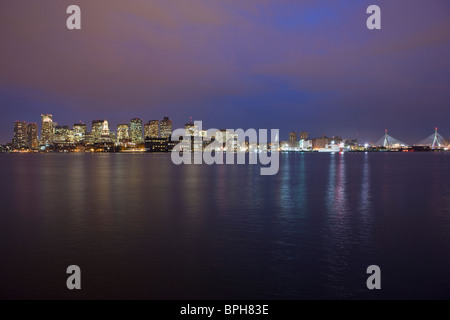 Edifici al Waterfront, Boston Harbor, Leonard P. Zakim Bunker Hill Bridge, Charles River, Boston, contea di Suffolk, Foto Stock