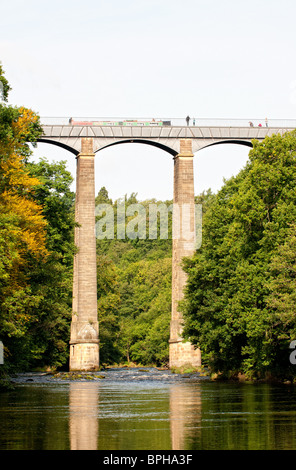 Acquedotto Pontcysyllte porta il Llangollen Canal oltre il fiume Dee in Denbighshire, il Galles del Nord Foto Stock