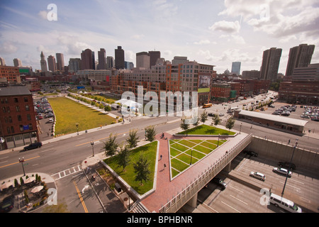 Edifici in una città, Rose Kennedy Greenway, Boston, contea di Suffolk, Massachusetts, STATI UNITI D'AMERICA Foto Stock