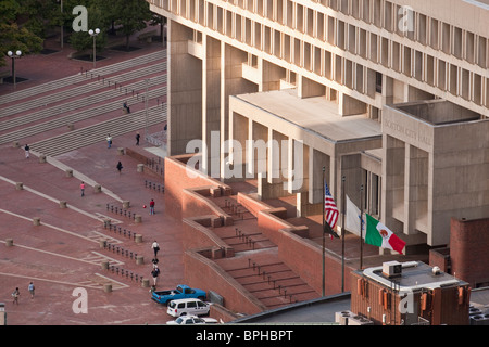 Elevato angolo di visione di un edificio governativo, Boston City Hall, City Hall Plaza, Boston, contea di Suffolk, Massachusetts, STATI UNITI D'AMERICA Foto Stock