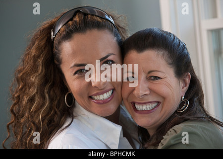 Ritratto di un non vedente donna ispanica abbracciando il suo amico e sorridente Foto Stock