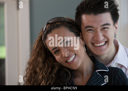 Ritratto di un non vedente ispanico donna sorridente con un uomo Foto Stock