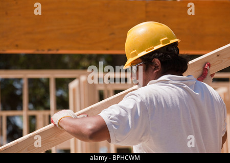 Carpenter portante un prigioniero a parete Foto Stock