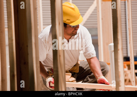 Carpenter ponendo i prigionieri a parete Foto Stock