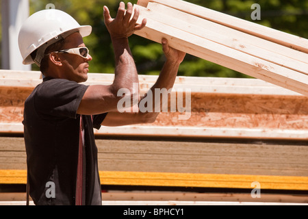 Carpenter sollevamento prigionieri a parete Foto Stock