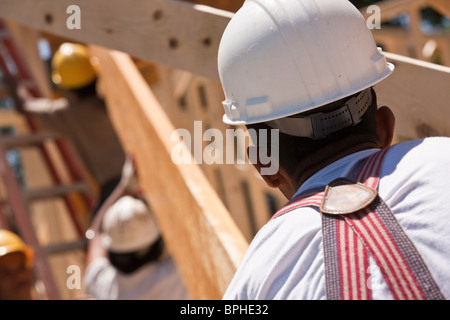 I falegnami di sollevamento di una trave Foto Stock