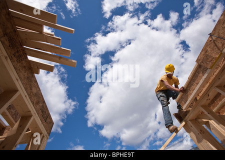 Lavoratore la costruzione di travi del tetto Foto Stock