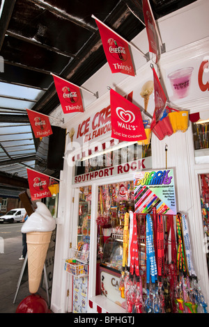 Regno Unito, Inghilterra, Merseyside, Southport, Lord Street, gelati e souvenir turistici chiosco Foto Stock