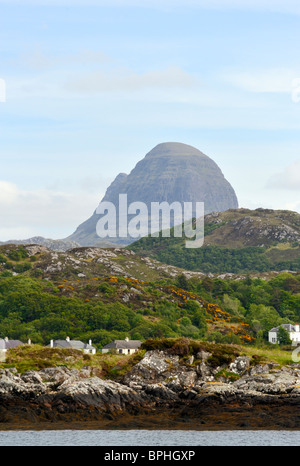 Suilven e Lochinver, visto dal Baddidaroch. Lochinver, Assynt, Sutherland, Scotland, Regno Unito, Europa. Foto Stock