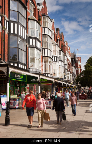 Regno Unito, Inghilterra, Merseyside, Southport, Lord Street, gli acquirenti su un ampio marciapiede nella luce del sole Foto Stock