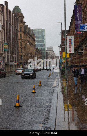 Manchester Deansgate sotto la pioggia Foto Stock