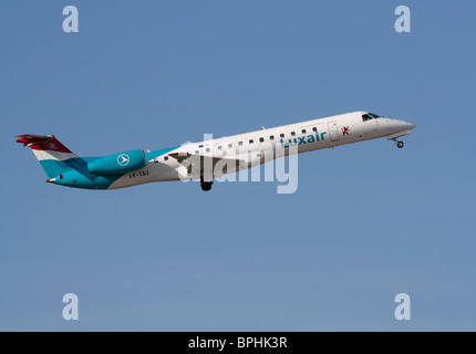 Luxair Embraer ERJ 145 jet regionale al decollo Foto Stock