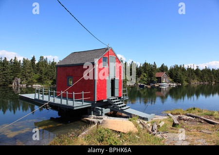 Bella rossa sollevata la pesca shack a Stonehurst nel distretto di Lunenburg, Nova Scotia, Canada, America del Nord. Foto di Willy Matheisl Foto Stock