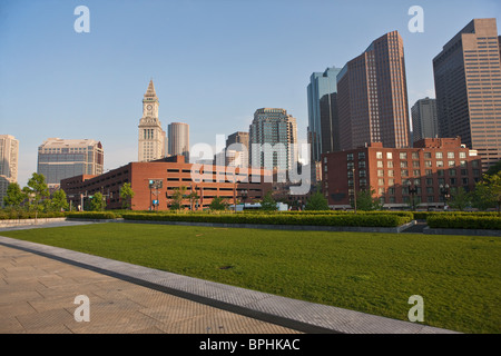 Edifici in una città, Rose Kennedy Greenway, Boston, contea di Suffolk, Massachusetts, STATI UNITI D'AMERICA Foto Stock