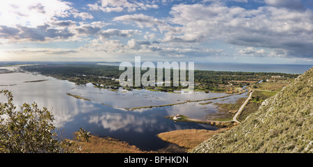 Panorama dalla varietà Mavra Ori montagna del Prokopos Laguna e foresta Strophylia Foto Stock