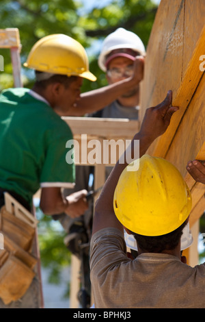 I falegnami di trave di sollevamento Foto Stock