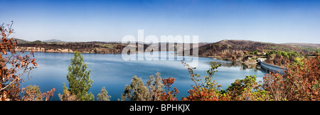 Lago di maratona in autunno in Attica Regione della Grecia Foto Stock