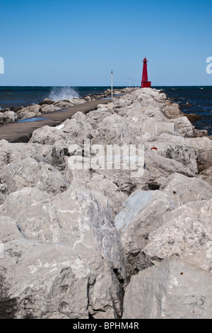 Molo roccioso lago Michigan Muskegon Lower Peninsula mi con faro rosso grandi Laghi in alto da un angolo basso nessuno verticale negli Stati Uniti ad alta risoluzione Foto Stock