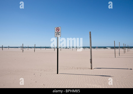 Spiaggia vuota sul lago Michigan a Muskegon con messaggi e cartello per non fumare nessuno saluta Foto Stock