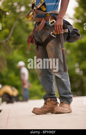 Carpenter lavorando presso un sito in costruzione Foto Stock