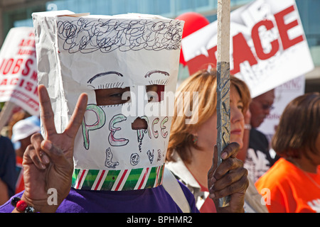 Marzo i lavori per la pace e la giustizia organizzato da United Auto lavoratori e spingere arcobaleno Foto Stock