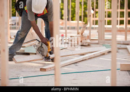 Carpenter telaio da taglio con una sega circolare Foto Stock