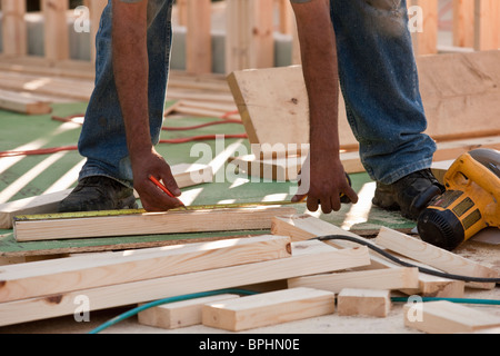 Falegname legno di misurazione Foto Stock