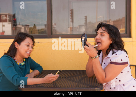 Due donne ispaniche in un cafe, Boston, Massachusetts, STATI UNITI D'AMERICA Foto Stock