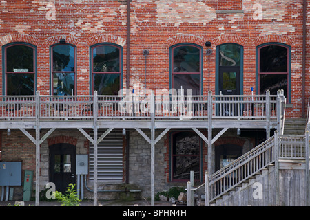 Vecchio edificio in mattoni rossi con scalinata esterna a Manistee, Michigan negli Stati Uniti, nessuno orizzontale ad alta risoluzione Foto Stock