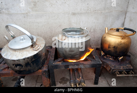 In vecchio stile bollitori sul fornello a gas Foto Stock