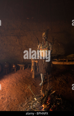 Donna Kikuyu nel suo rifugio, Nyeri, Highlands Centrali, Kenya Foto Stock