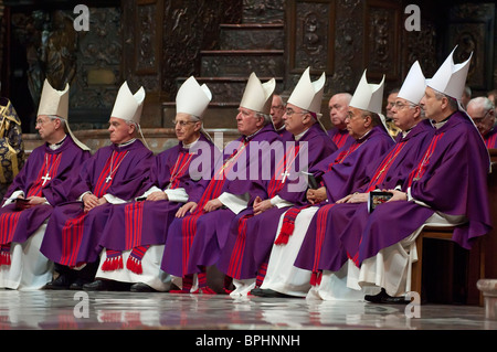 Vescovi seduti all'interno del Duomo durante la messa Milano Italia Foto Stock